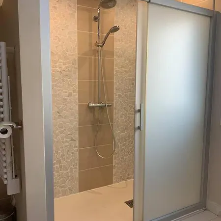 Avec Salle De Bain Partagee Dans Maison De Avec Jardin * Mayenne