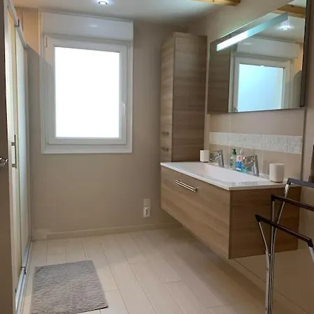 Avec Salle De Bain Partagee Dans Maison De Avec Jardin Apartment